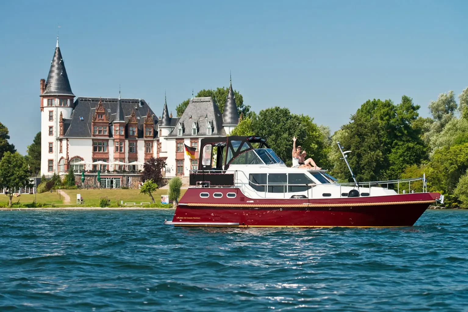 Motoryacht auf dem Wasser