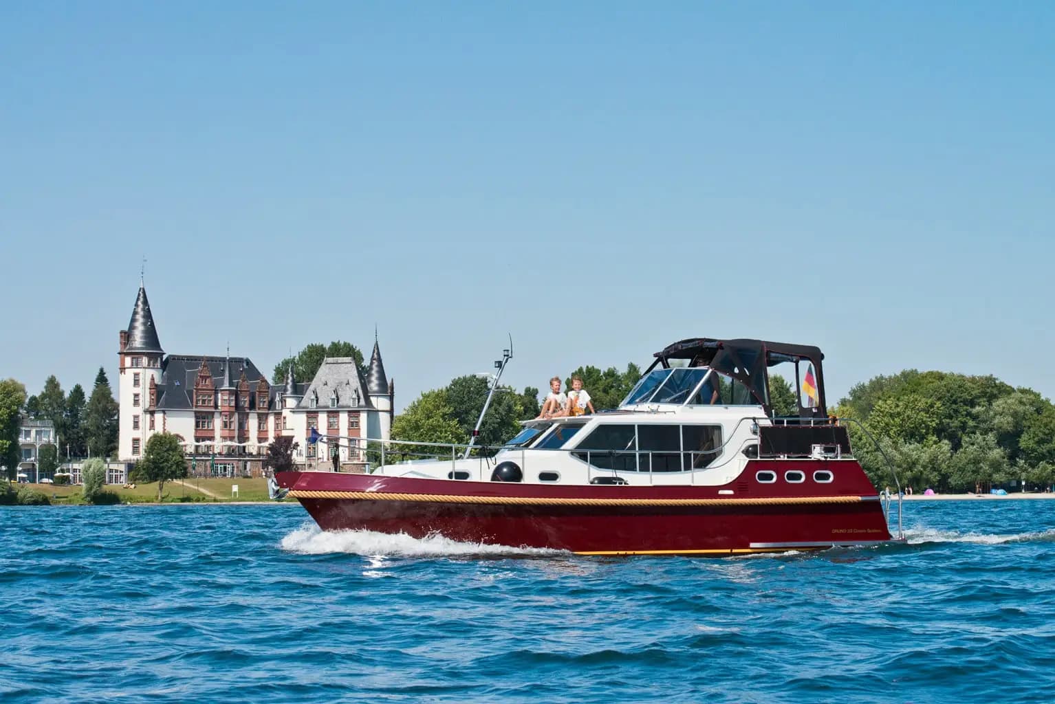 Motoryacht auf der Müritz vor Schloss Klink