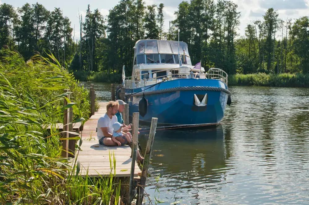 Boot am Steg auf der Peene